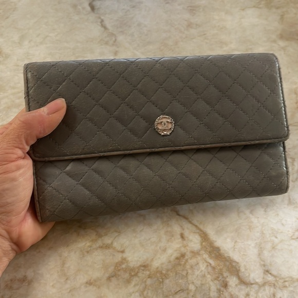 Chanel grey tri-fold wallet in diamond quilted pattern - Picture 12 of 17